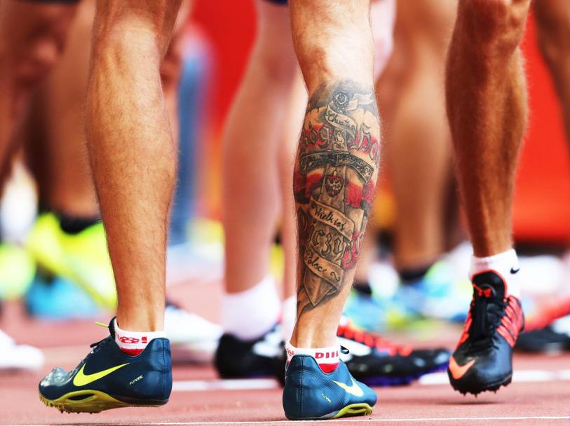 Il tatuaggio sul polpaccio dello sprinter polacco Jakub Krzewina (Epa)